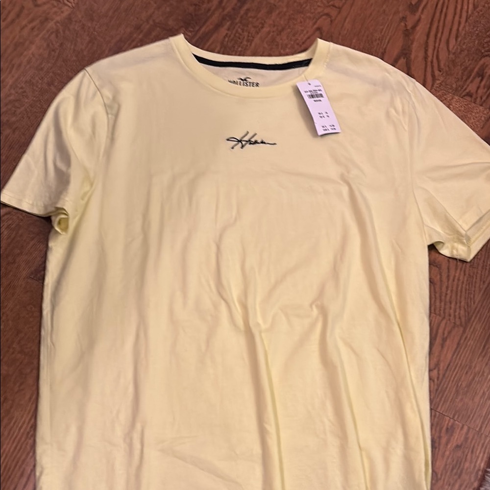 Hollister Men's Yellow T-Shirt